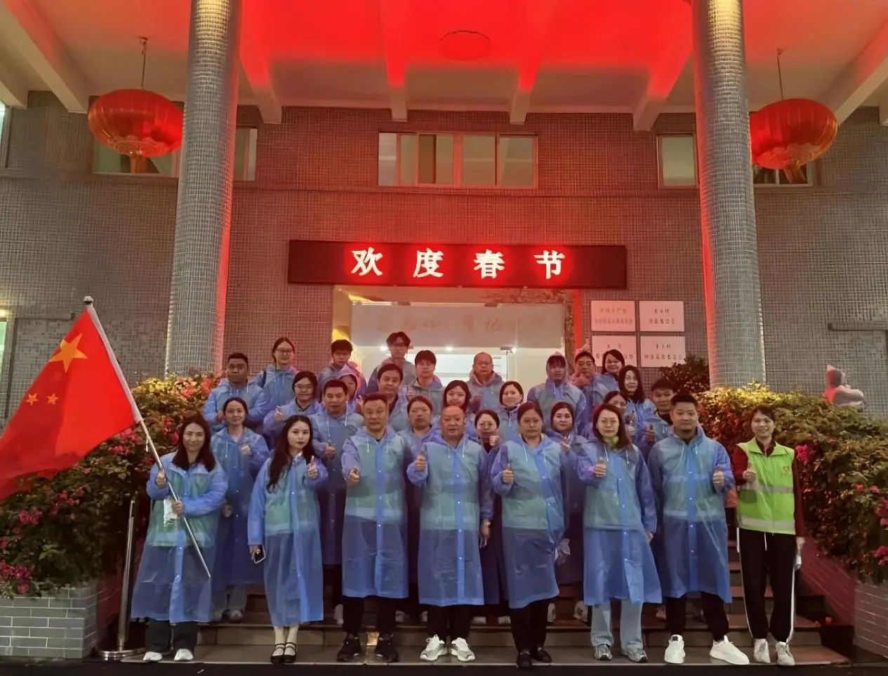 Umbrella Bearers in the Rainy Night: Yixinfeng's Lantern Festival Journey, Sowing Spring Breeze Amidst the Lights